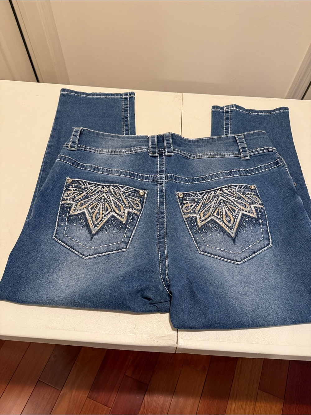 NWT Curvy Mid Rise Capri Embroidered Rhinestone Bling Back Pockets 16 Curvy Glam